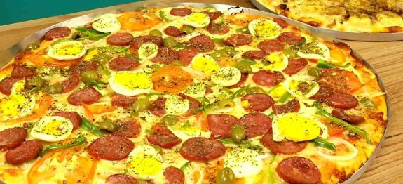 Pizza caseira deliciosa e fácil de fazer para você economizar sem abrir