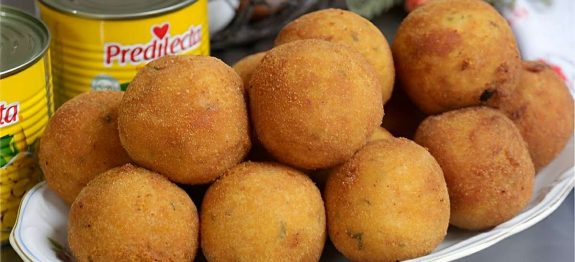 Bolinho De Milho Frito Feito Milho De Latinha Delicioso E Perfeito