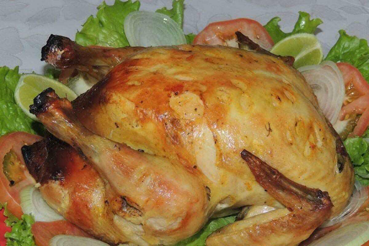 Frango assado recheado farofa perfeito para um delicioso almoço em