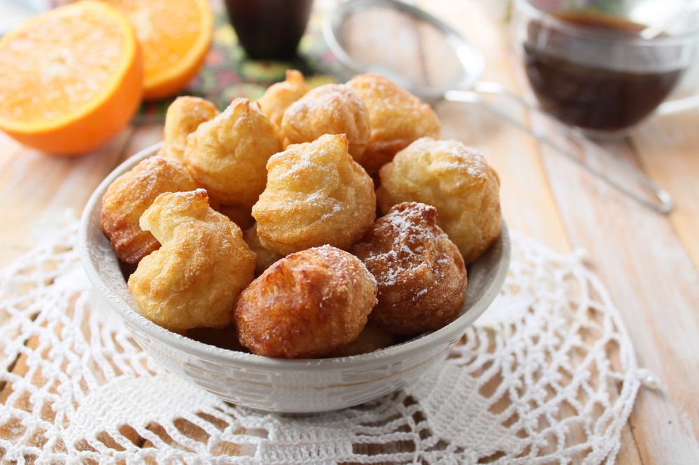 Vem ver como é simples fazer deliciosos bolinhos de chuva assados